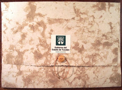 PORTAFOLIO CON BOTÓN E HILO CON LOGO IMPRESO PAPEL HUUN.